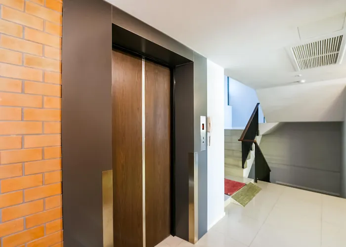 Hotel Vaccinated Staff - Oyo 137 Kitzio House Bangkok