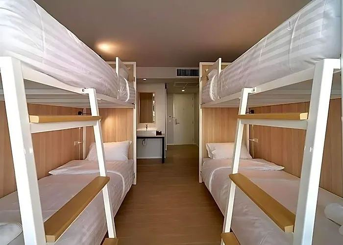 Vaccinated Staff - Oyo 137 Kitzio House 3* Bangkok
