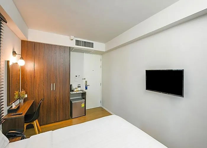 Vaccinated Staff - Oyo 137 Kitzio House 3* Bangkok